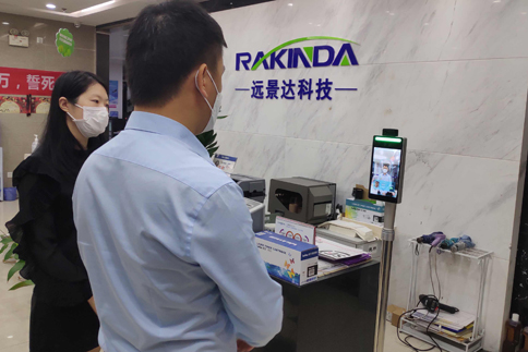 F2-FH立柱式人臉測(cè)溫門禁一體機(jī)取代傳統(tǒng)指紋打卡機(jī)用于企業(yè)刷臉考勤和體溫檢測(cè)